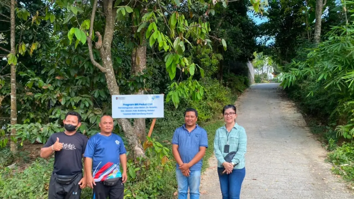 INFRASTRUKTUR: Perwakilan PT Bank Rakyat Indonesia (BRI) Branch Office Singaraja (paling kanan) bersama masyarakat Desa Bebetin, mengecek program CSR perbaikan jalan beton di Desa Bebetin, Kabupaten Buleleng. (BRI Branch Office Singaraja)