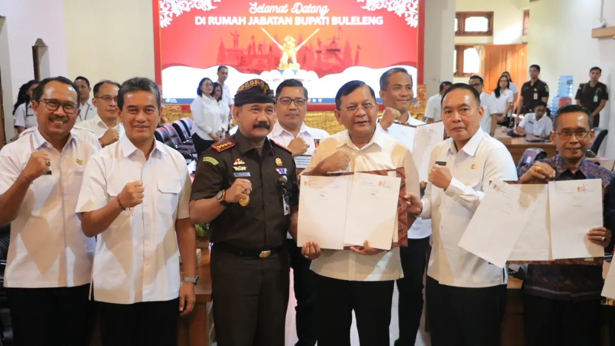 KERJASAMA: Bupati Buleleng, I Nyoman Sutjidra (tiga dari kanan) bersama Kepala Kejaksaan Negeri Buleleng, Dicky Darmawan (tiga dari kiri), menandatangani perjanjian kerjasama untuk optimalisasi pelayanan di Mall Pelayanan Publik (MPP) Buleleng. (Pemkab Buleleng)