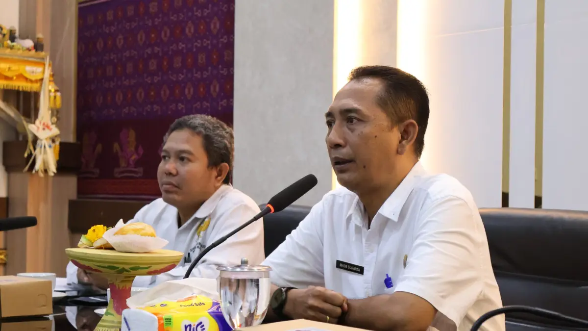 KABUPATEN INFORMATIF: Kepala Dinas Komunikasi Informatika Persandian dan Statistik (Kominfo Santi) Buleleng, Made Suharta (kanan) saat menerima rombongan dari Komisi Informasi Bali. (Pemkab Buleleng)
