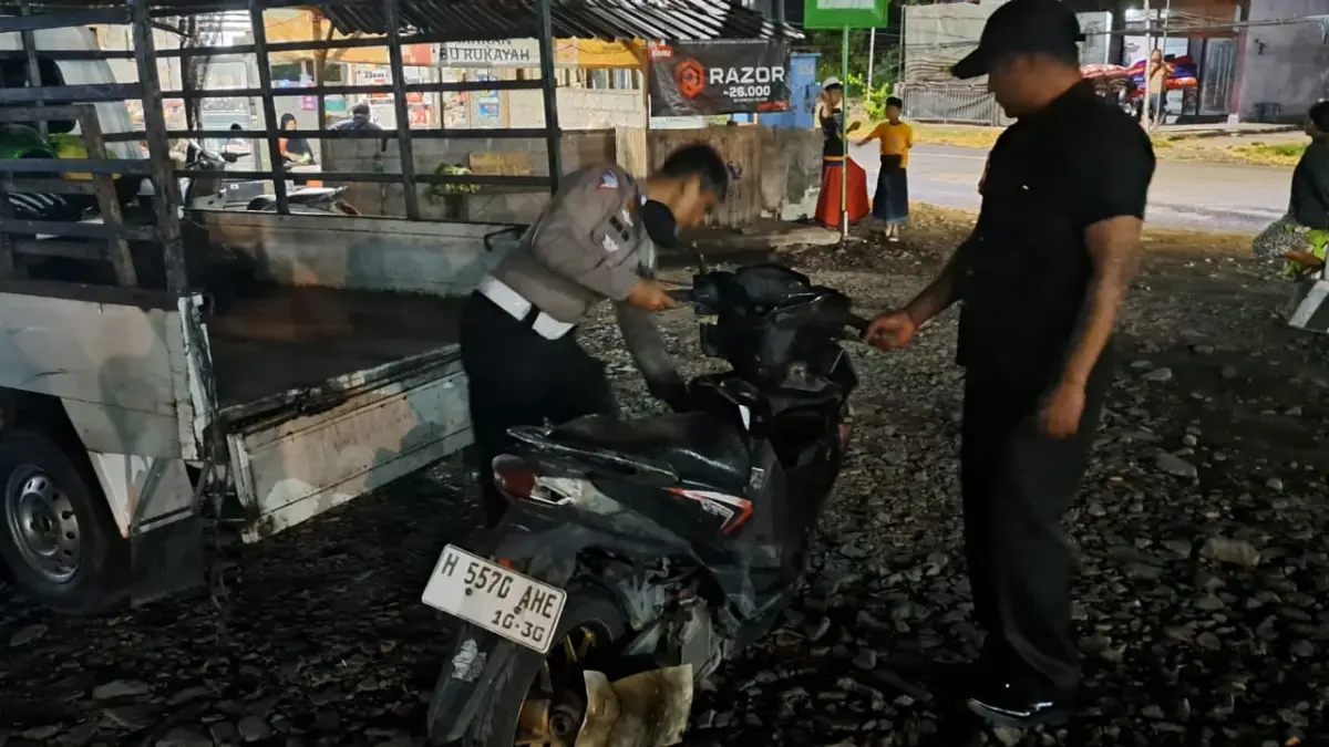 OLAH TKP: Aparat kepolisian melakukan olah tempat kejadian perkara (TKP) dalam peristiwa kecelakaan yang terjadi di Jalan Raya Singaraja-Gilimanuk, wilayah Desa Celukan Bawang. (Polres Buleleng)