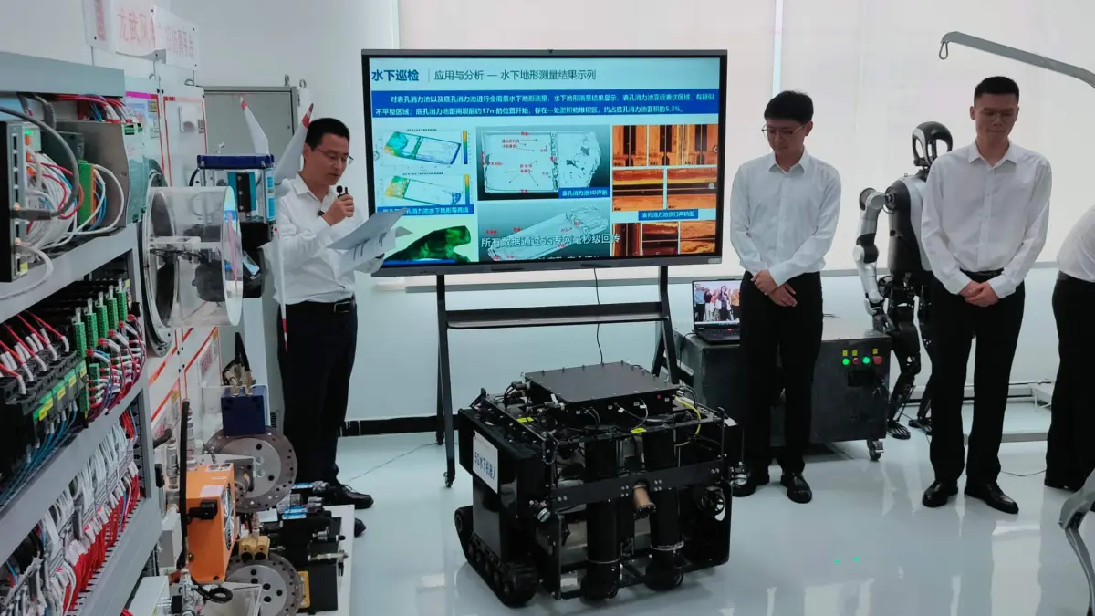 ROBOT: Sejumlah robot yang dipamekan oleh China Datang International Power Generation Co., Ltd. Perusahaan milik pemerintah Tiongkok itu mengembangkan teknologi dan AI untuk membantu pemeliharaan pembangkit listrik. (Eka Prasetya/Radar Buleleng)