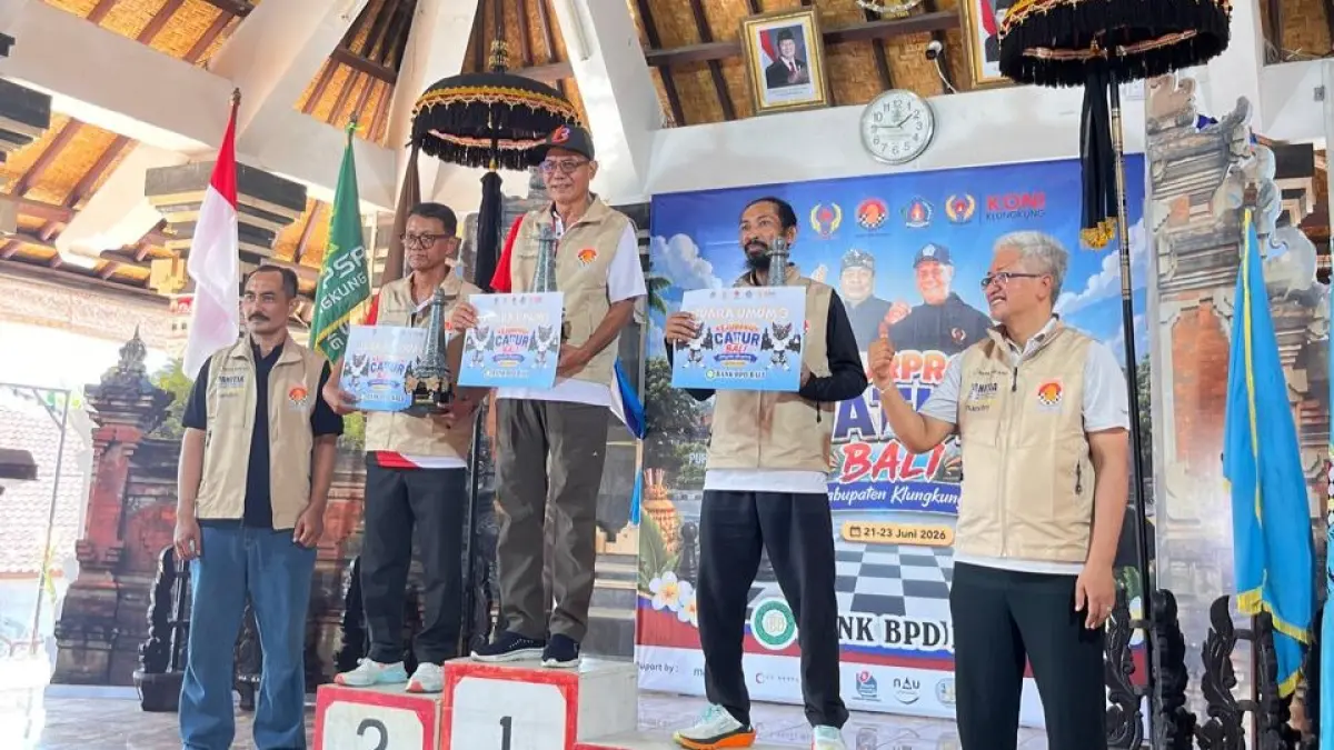TERIMA PIALA: Perwakilan Percasi Buleleng menerima piala dalam ajang Kejurprov Catur Bali 2026 di Kabupaten Klungkung. Dalam ajang tersebut, Percasi Buleleng keluar sebagai juara pertama. (Percasi Buleleng)