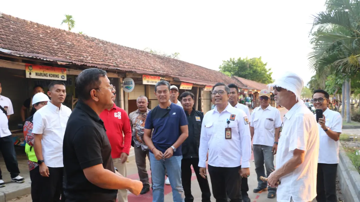 TINJAU LOKASI: Bupati Buleleng, I Nyoman Sutjidra bersama jajaran Forum Komunikasi Pimpinan Daerah Kabupaten Buleleng, mengecek progress pengerjaan proyek penataan kawasan wisata Lovina. (Pemkab Buleleng)