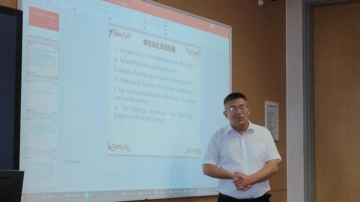 BELAJAR SOSIALISME: Suasana di ruang kuliah Renmin Universiy of China (RUC). Lu Keli, dosen dari School of Marxism RUC memberikan perkuliahan tentang sosialisme ala Tiongkok kepada para jurnalis peserta program CIPCC. (Eka Prasetya/Radar Buleleng)