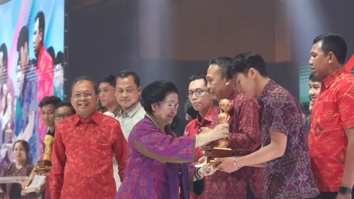 BULAN BUNG KARNO: Megawati Soekarno Putri didampingi Gubernur Bali Wayan Koster saat menutup Bulan Bung Karno. (Pemprov Bali)