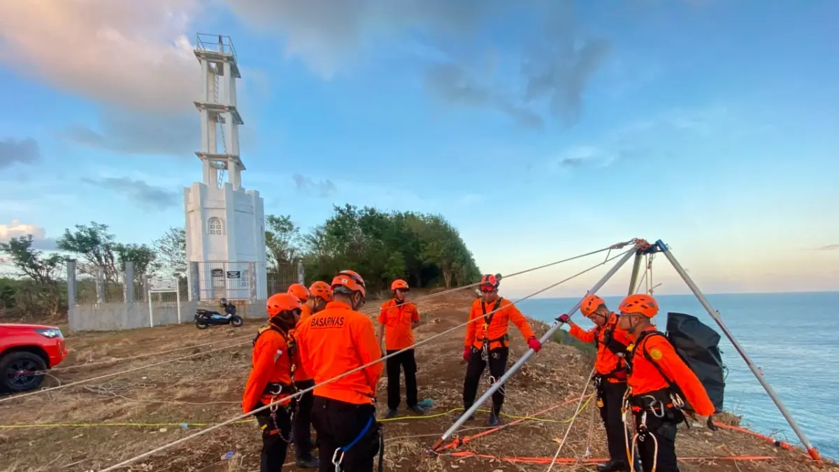 EVAKUASI: Tim SAR melakukan evakuasi terhadap tiga orang buruh yang terjebak di tebing kawasan Pura Ulawatu, Kuta Selatan.