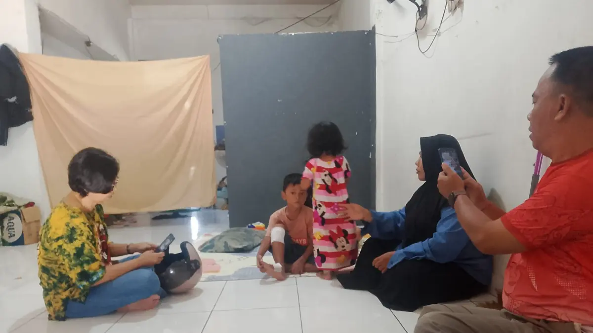 KORBAN GIGITAN: Aparatur Kelurahan Banyuasri mendatangi sejumlah anak yang menjadi korban gigitan anjing liar di kawasan Jalan Jalak Putih. (Kelurahan Banyuasri)