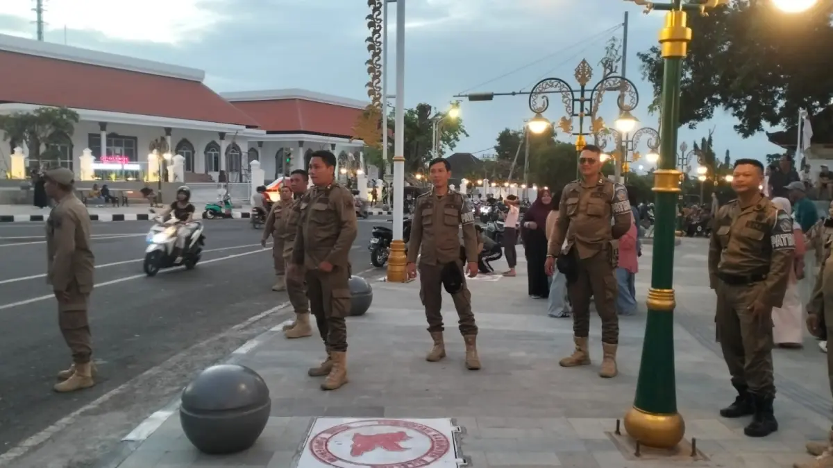 PATROLI: Personel Polisi Pamong Praja melakukan patroli di kawasan titik nol Kota Singaraja. (Pemkab Buleleng)