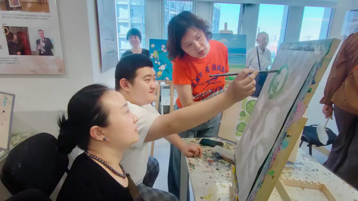 TERAPI SENI: Proses pendampingan terhadap anak dengan autisme di Kota Beijing, Tiongkok, lewat terapi seni. (Eka Prasetya/Radar Buleleng)