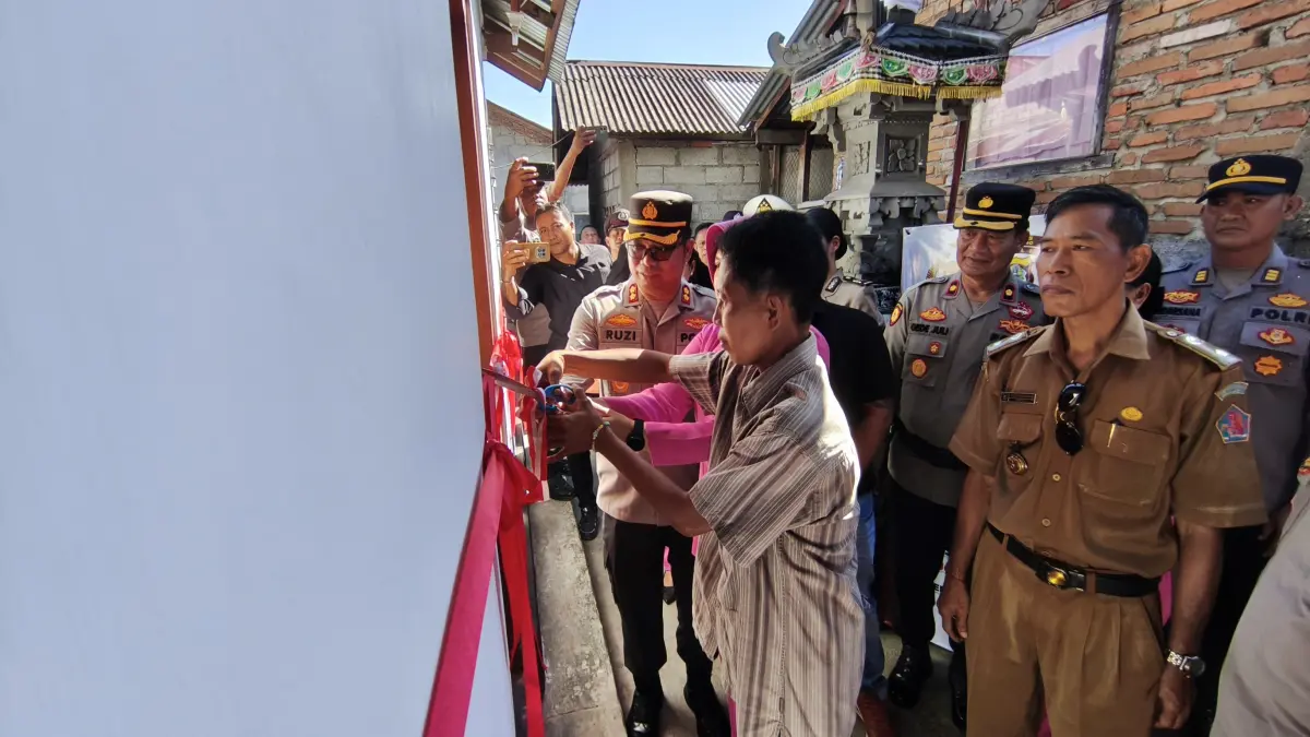 BEDAH RUMAH: Penyerahan bantuan bedah rumah dari Polres Buleleng kepada warga kurang mampu di Desa Jinengdalem. (Polres Buleleng)