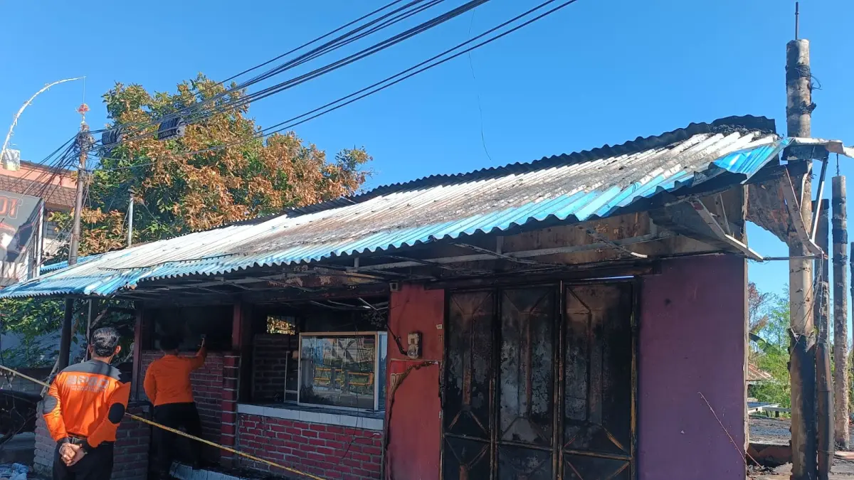 KEBAKARAN: Warung babi guling di Jalan Raya Singaraja-Gilimanuk yang ludes dilahap api. (istimewa)