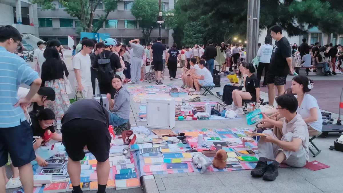 PASAR DADAKAN; Suasana pasar dadakan di area Central Park, Renmin University of China. Sejumlah mahasiswa menjual barang koleksi mereka, karena akan meninggalkan kampus setelah lulus kuliah. (Eka Prasetya/Radar Buleleng)
