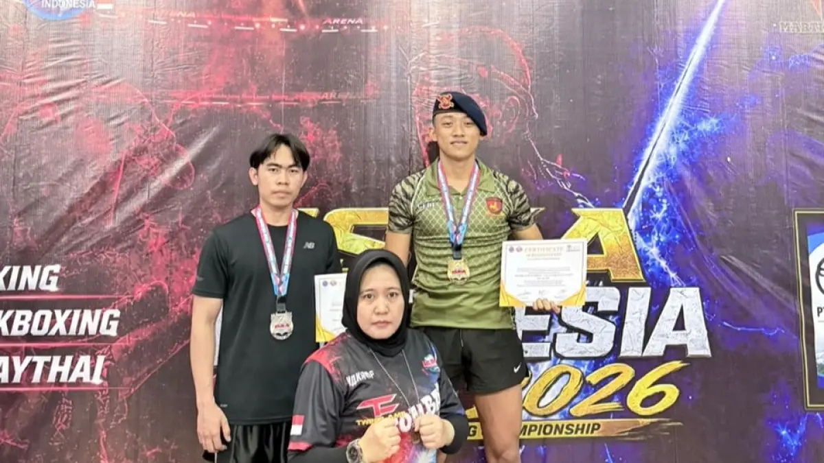RAIH MEDALI: Gede Yana Nuarta (pakai baret), berhasil meraih medali emas pada ajang kejuaraan beladiri ISKA Indonesia Open 2026. (istimewa)