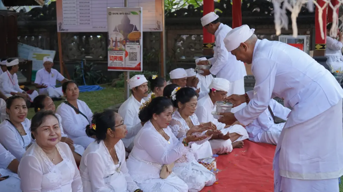 SEMBAHYANG BERSAMA: Suasana persembahyangan bersama di Pura Agung Jagatnatha saat purnama kasa. (Pemkab Buleleng)