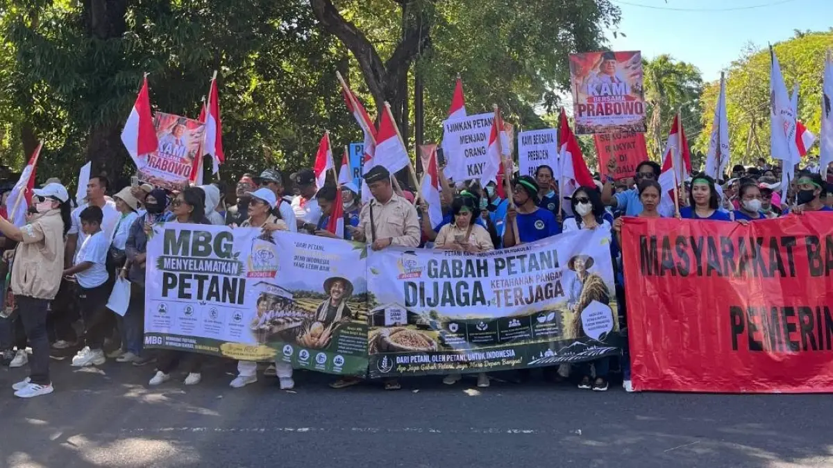 AKSI DAMAI: Aksi damai dukung program Makan Bergizi Gratis (MBG) di Renon, Denpasar. Sejumlah massa dari Buleleng ikut bergabung dalam aksi tersebut. (istimewa)