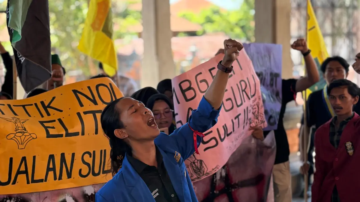 AKSI MASSA: Mahasiswa di Buleleng saat menggelar aksi massa di DPRD Buleleng pada Senin (29/6/2026) lalu. Mereka kecewa karena tidak ada satupun anggota dewan yang menemui massa. (Francelino Junior/Radar Buleleng)