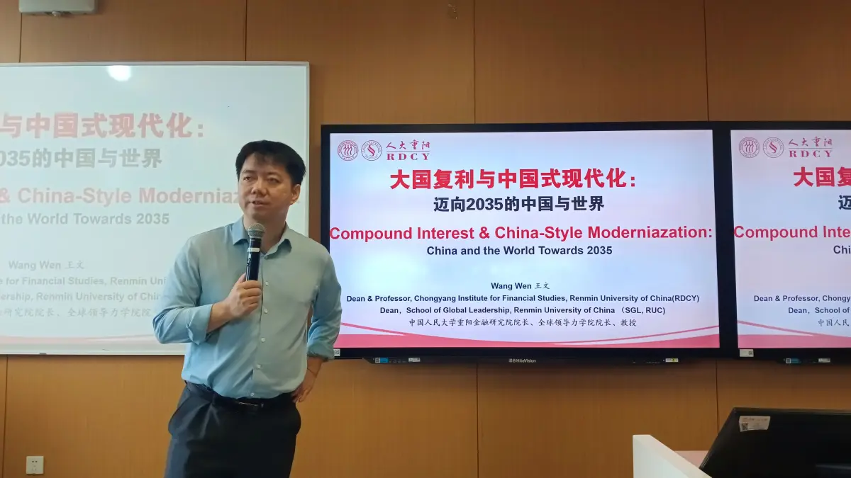 BICARA PEMBANGUNAN: Dekan Chongyang Institute for Financial Studies Renmin University of China, Prof. Wang Wen, saat memberikan kuliah umum kepada jurnalis peserta program CIPCC. (Eka Prasetya/Radar Buleleng)
