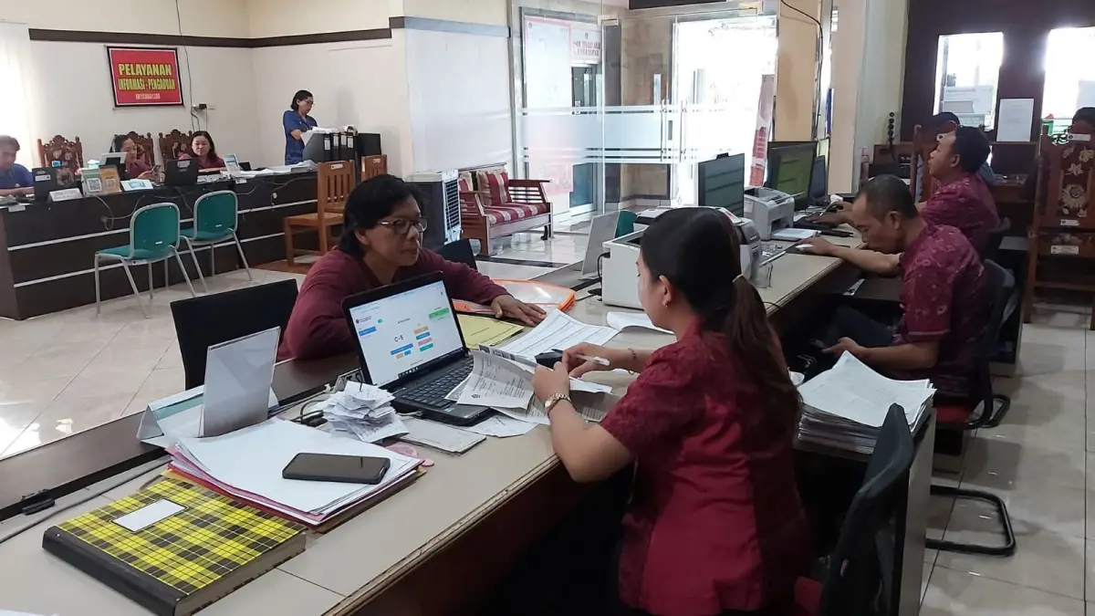 DIGITAL: Proses aktivasi Identitas Kependudukan Digital (IKD) di Disdukcapil Buleleng. (Pemkab Buleleng)