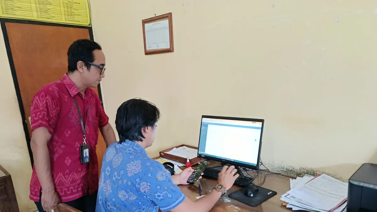 KELOLA WEBSITE: Dinas Komunikasi Informatika Persandian dan Statistik (Diskominfo Santi) Buleleng memberikan pendampingan kepada operator layanan website di tingkat desa. (Pemkab Buleleng)