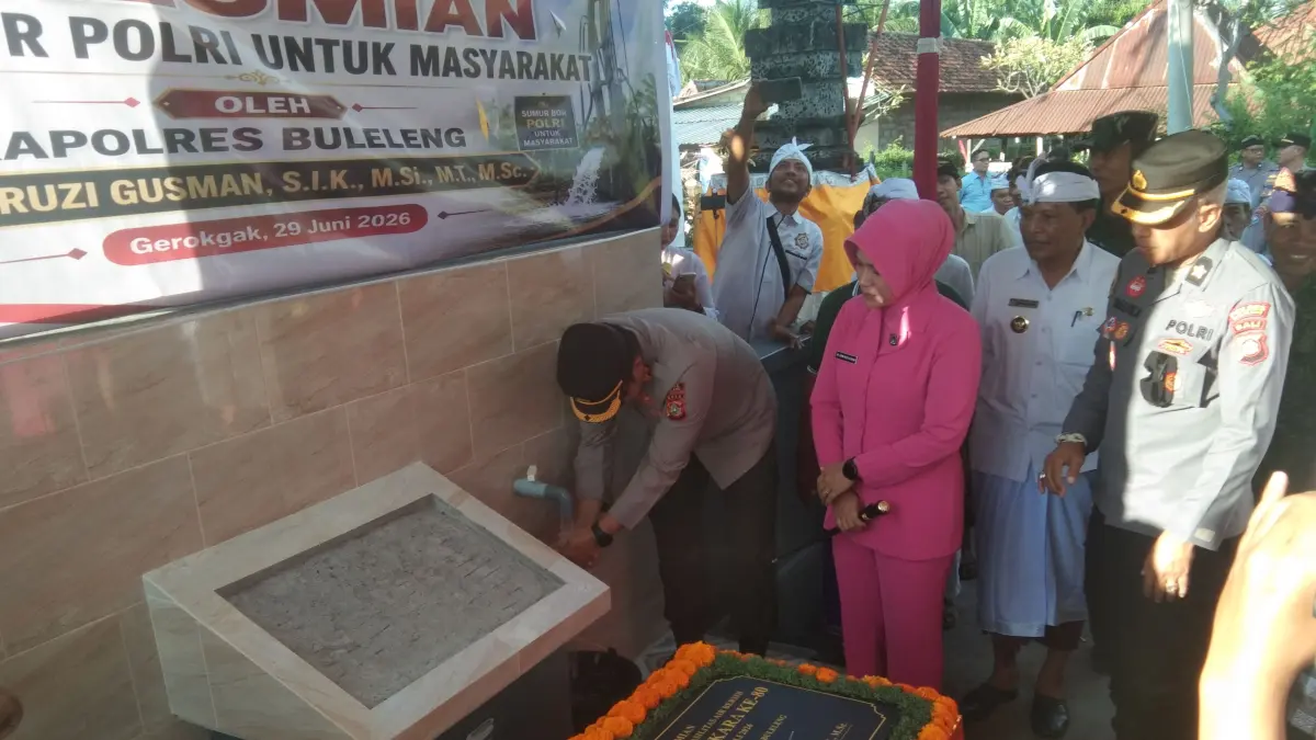 SUMUR BOR: Penyerahan bantuan sumur bor kepada warga di Desa Gerokgak. Bantuan itu diserahkan serangkaian peringatan Hari Bhayangkara ke-80 di Kabupaten Buleleng. (Polres Buleleng)