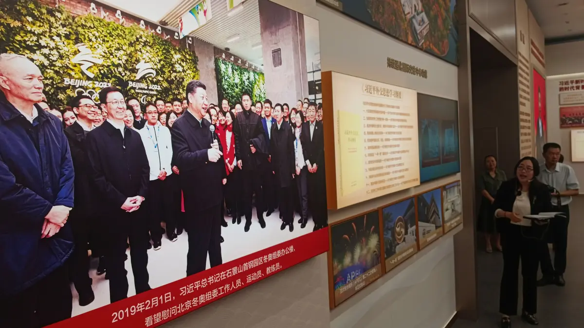 BICARA PERKEMBANGAN BEIJING: Suasana di Beijing CPC Municipal Committee Party School. Di lokasi tersebut terdapat sebuah ruangan tematik yang membahas perkembangan Kota Beijing. (Eka Prasetya/Radar Buleleng)