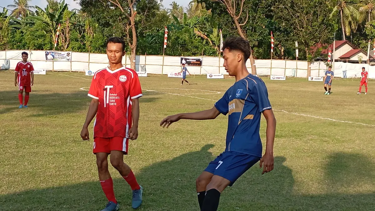 SEPAKBOLA: Penyelenggaraan turnamen sepakbola ITT Cup I di Lapangan Desa Celukan Bawang. (Francelino Junior/Radar Buleleng)