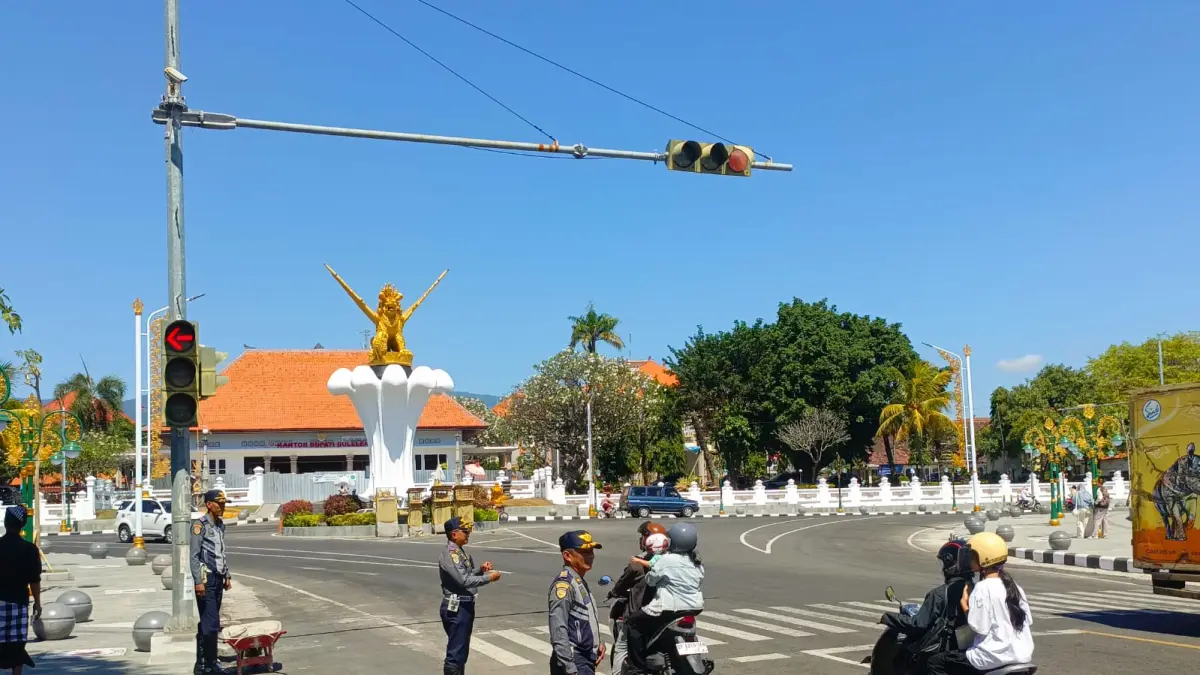 SOSIALISASI: Petugas Dinas Perhubungan Buleleng melakukan sosialisasi kepada pengguna jalan terkait aturan baru di kawasan titik nol Kota Singaraja. (Pemkab Buleleng)