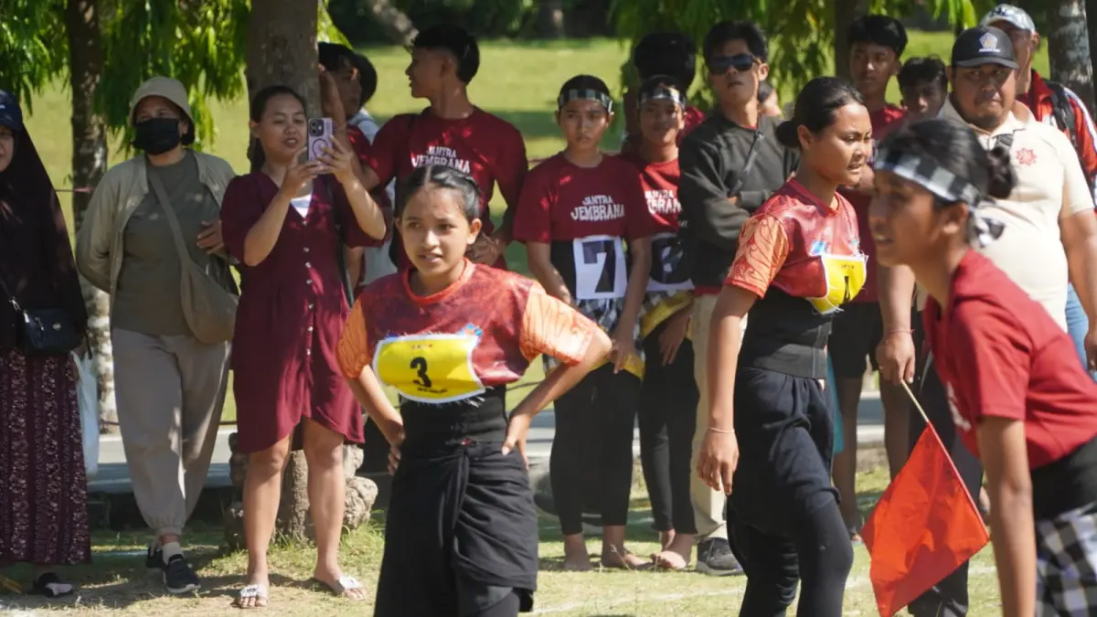 BERLAGA: Peserta dari Buleleng saat berlaga pada ajang Hadang Putri dalam Lomba Olahraga Tradisional Jantra Tradisi Bali VI yang menjadi bagian dari rangkaian Pesta Kesenian Bali (PKB) ke-38. (Pemkab Buleleng)
