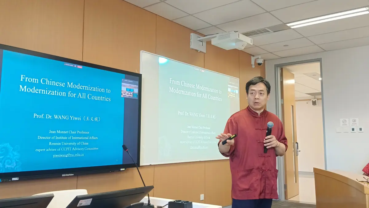 BICARA KEMAJUAN TIONGKOK: Direktur Institut Internasional Renmin University of China, Prof. Wang Yiwei menyampaikan perkuliahan kepada para jurnalis peserta program CIPCC. (Eka Prasetya/Radar Buleleng)