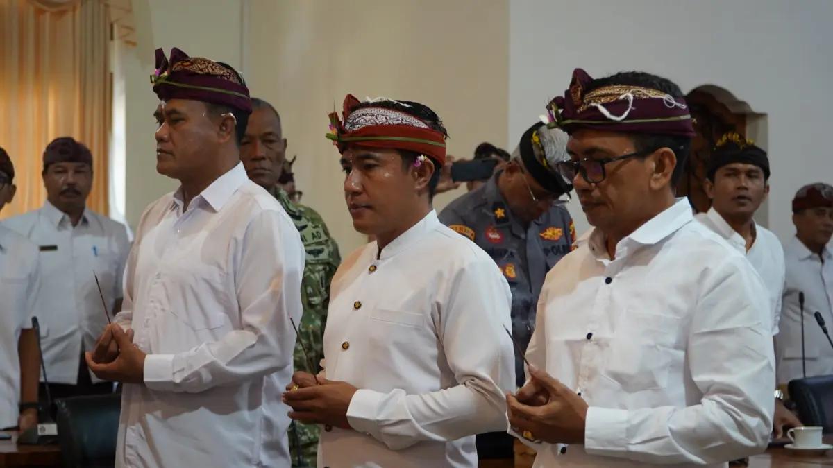 DIREKSI BARU: Suasana pelantikan Direksi Perumda Pasar Argha Nayottama Buleleng. Direksi anyar langsung ditarget setor pendapatan Rp 1 miliar per tahun. (Pemkab Buleleng)