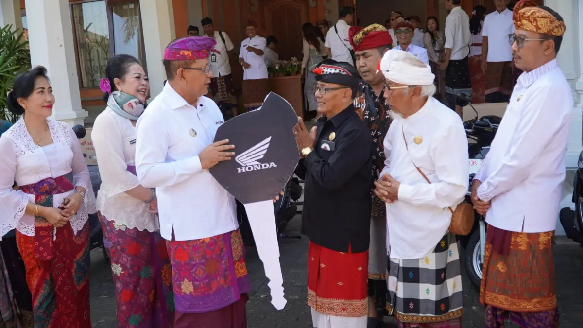 SERAHKAN BANTUAN: Bupati Buleleng, I Nyoman Sutjidra (tiga dari kiri) menyerahkan kunci secara simbolis kepada prajuru majelis desa adat alitan di Buleleng. (Pemkab Buleleng)