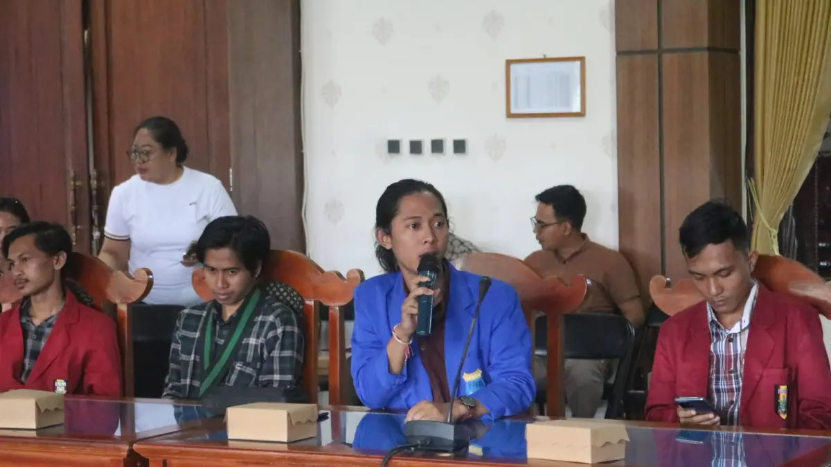 SUARAKAN ASPIRASI: Gabungan mahasiswa di Buleleng menyuarakan aspirasi terkait Makan Bergizi Gratis (MBG) hingga kondisi infrastruktur jalan di Bali Utara. (DPRD Buleleng)