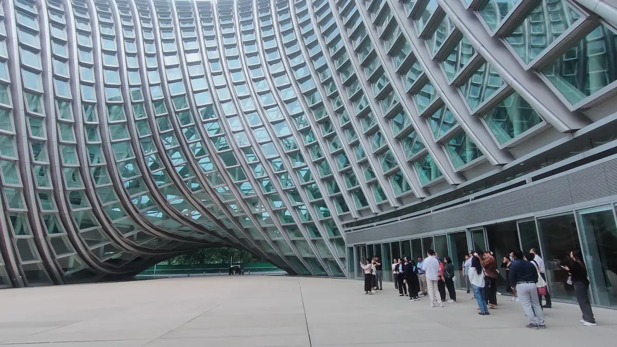 FUTURISTIK: Suasana gedung kantor milik Phoenix Media Group di Distrik Chaoyang, Kota Beijing, Tiongkok. (Eka Prasetya/Radar Buleleng)