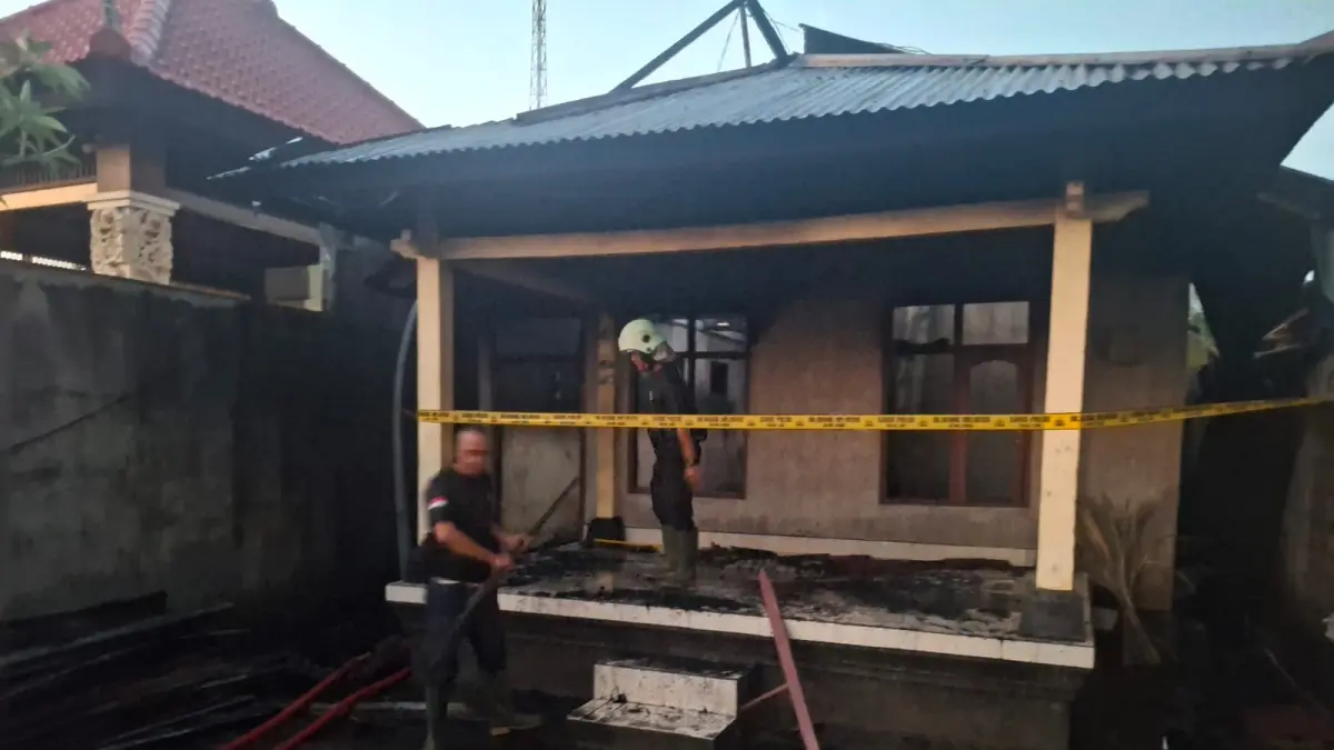 LUDES: Rumah warga di Desa Menyali, Kabupaten Buleleng ludes terbakar gara-gara korsleting listrik. (Polres Buleleng)