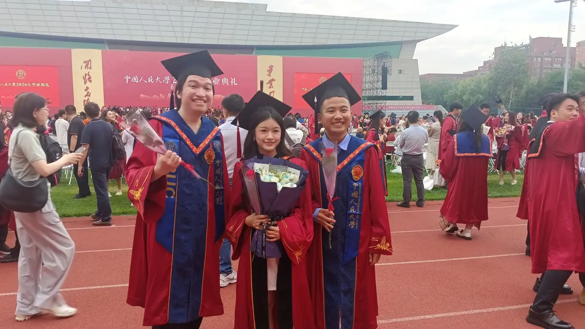 LULUS: Para diaspora Indonesia di Renmin University of China (RUC) berhasil menuntaskan pendidikan mereka di tahun 2026. (Eka Prasetya/Radar Buleleng)