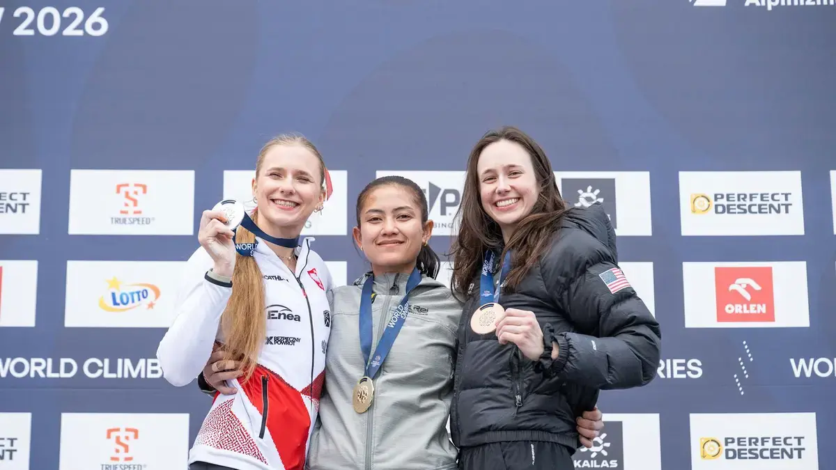 REBUT EMAS: Atlet panjat tebing, Desak Made Rita Kusuma Dewi (tengah) berhasil merebut medali emas pada ajang Kejuaraan Dunia Panjat Tebing 2026 di Krakow, Polandia. (World Climbing)