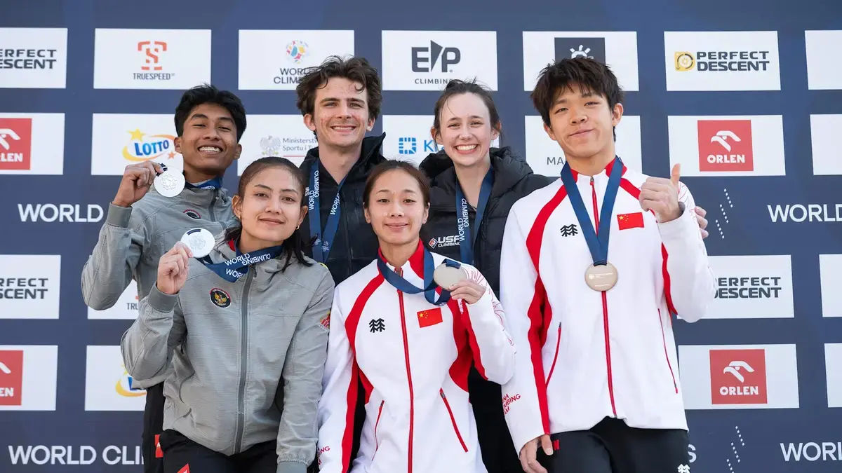 TAMBAH MEDALI: Atlet asal Buleleng, Desak Made Rita Kusuma Dewi (kiri depan) menunjukkan medali perak yang ia raih pada ajang Kejuaraan Dunia Panjat Tebing di Polandia. (World Climbing)