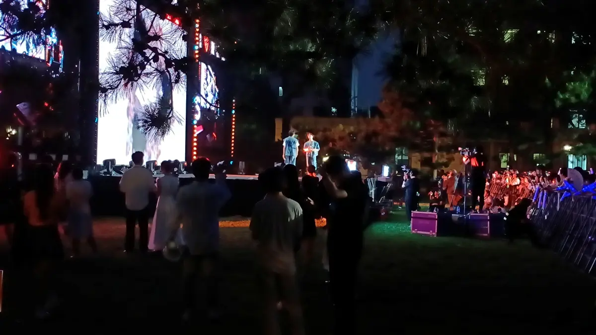 KONSER PERPISAHAN: Suasana konser di Central Park Renmin Universit of China usai wisuda mahasiswa. (Eka Prasetya/Radar Buleleng)