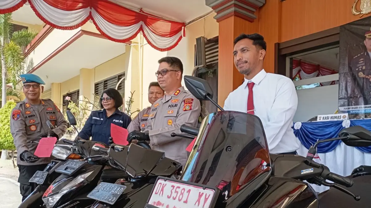 UNGKAP KASUS: Kapolres Buleleng, AKBP  Ruzi Gusman (dua dari kanan) menunjukkan barang bukti kasus curanmor yang melibatkan seorang residivis. (Francelino Junior/Radar Buleleng)
