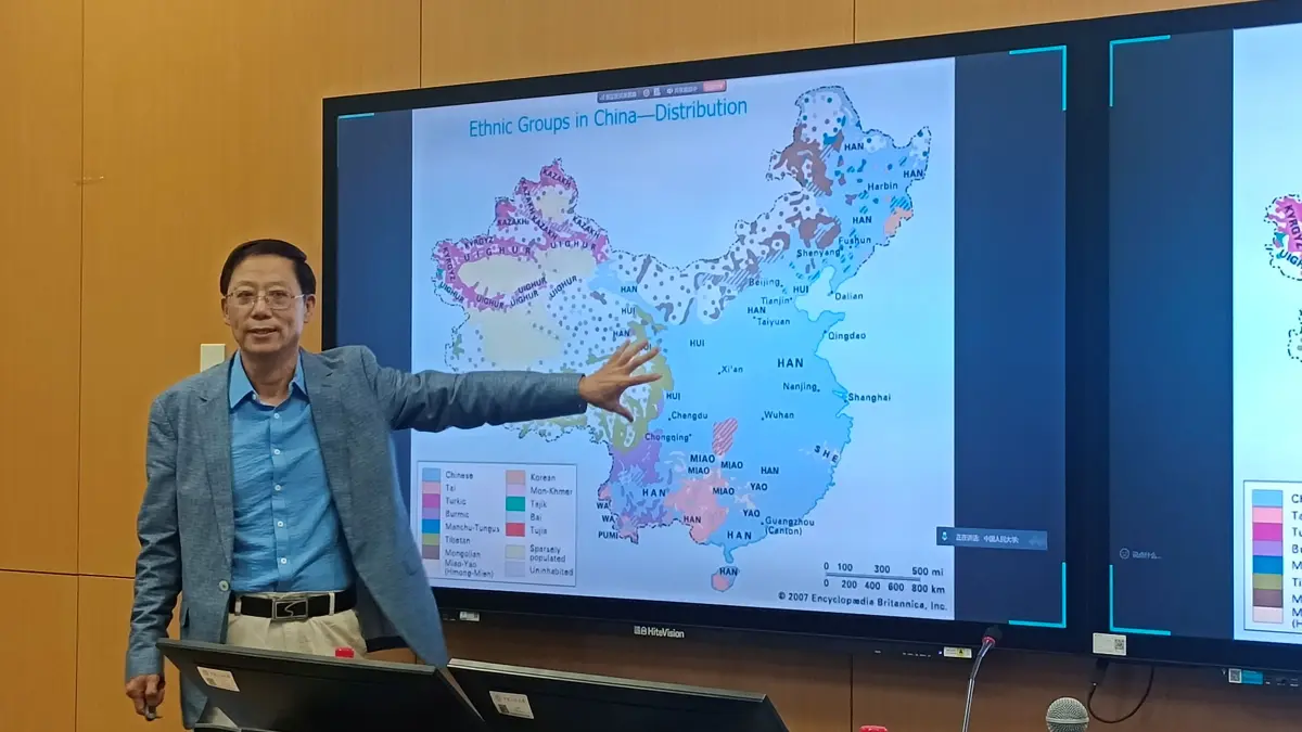 BICARA ETNIS: Guru Besar Foreign Studies Minzu University of China, Prof. Keyong He, menunjukkan sebaran penduduk dengan etnis tertentu di Tiongkok. (Eka Prasetya/Radar Buleleng)