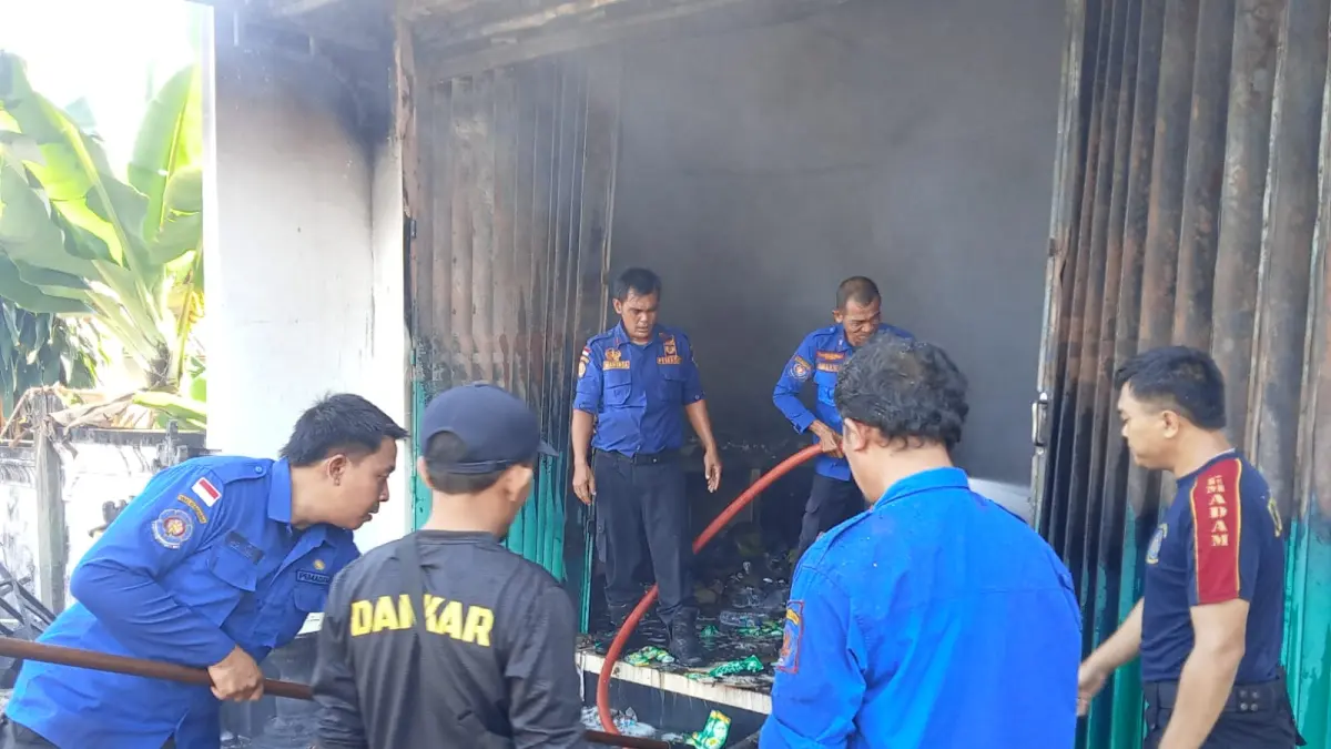 HANGUS: Peristiwa kebakaran yang menghanguskan sebuah toko serba ada di Desa Panji, Kabupaten Buleleng. (Dinas Pemadam Kebakaran Buleleng)