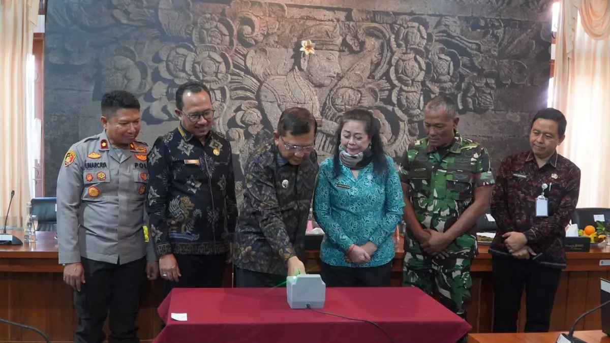 LUNCURKAN: Peluncuran inovasi Sakti dan Emaak PKK oleh Bupati Buleleng, I Nyoman Sutjidra (tiga dari kiri). (Pemkab Buleleng)