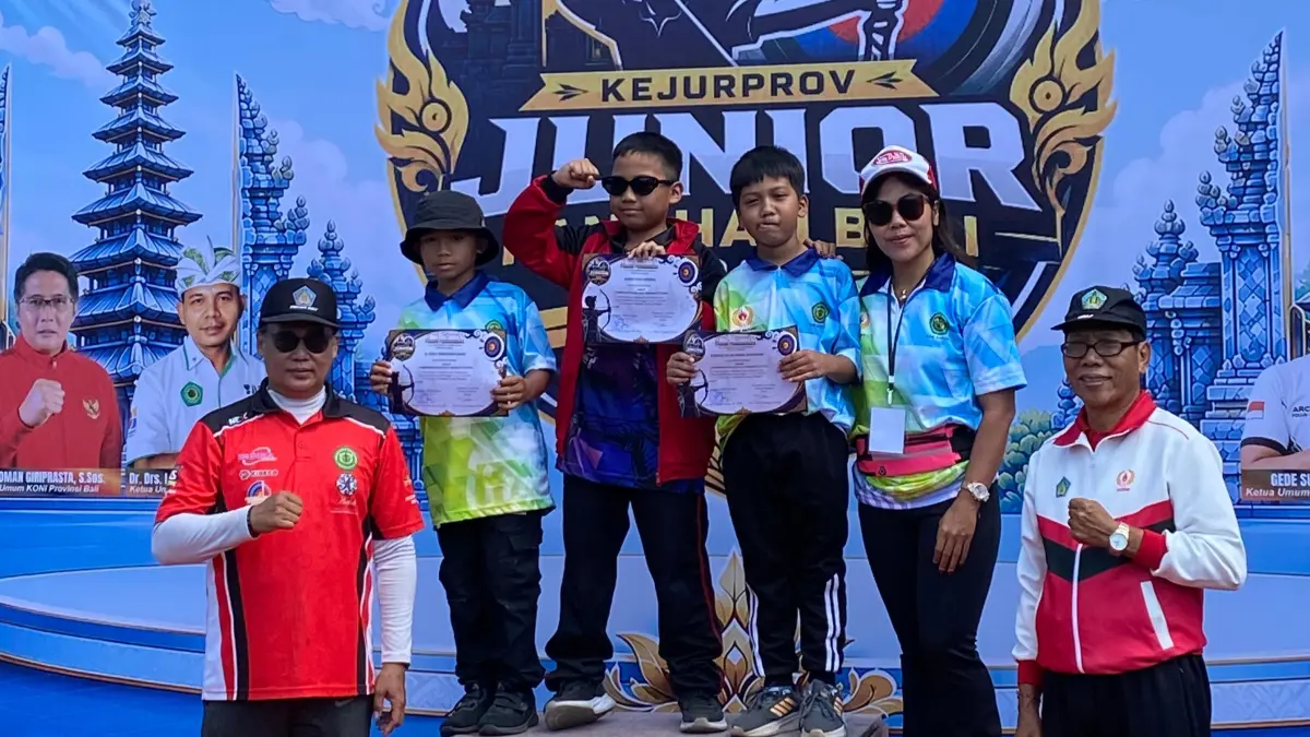 NAIK PODIUM: Atlet junior Perpani Buleleng berhasil naik podium pada ajang Kejurprov Panahan Bali. Selanjutnya mereka akan berlaga pada Kejurnas Panahan di Kudus, akhir Juli nanti. (Perpani Buleleng)