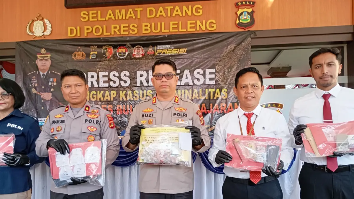 UNGKAP KASUS: Kapolres Buleleng, AKBP Ruzi Gusman (tengah) menunjukkan barang bukti kasus narkoba. (Francelino Junior/Radar Buleleng)
