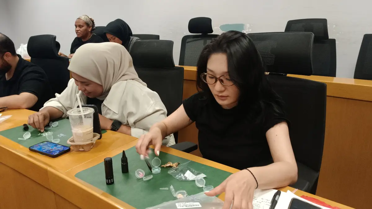MEMBUAT KERAJINAN: Jurnalis peserta program CIPCC dari kawasan Asia Pasifik saat mencoba membuat kerajinan tatah kulit kerang atau luodian. (Eka Prasetya/Radar Buleleng)