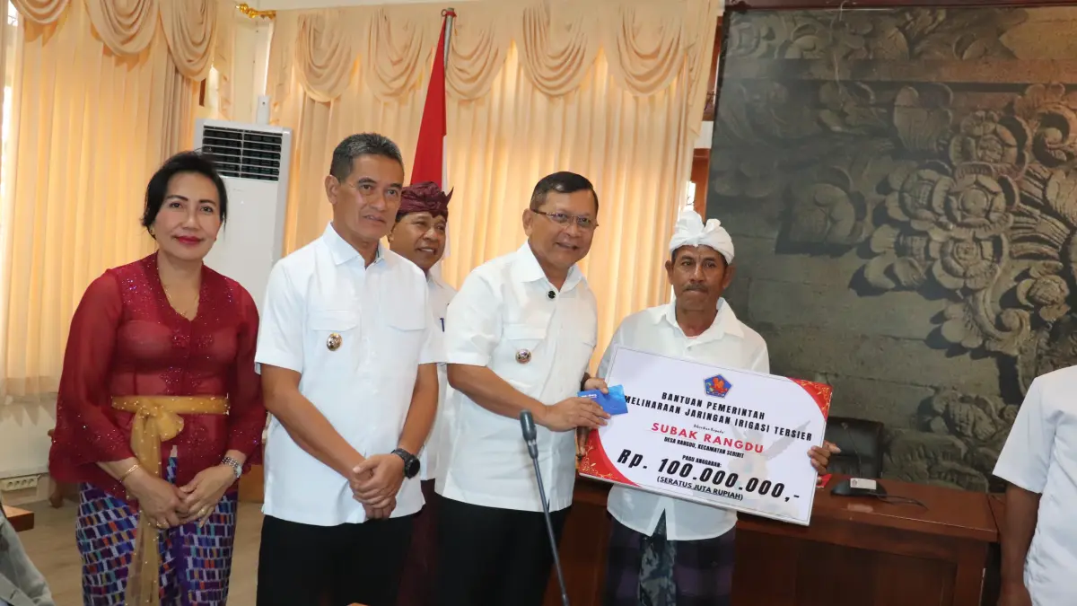 SERAHKAN BANTUAN: Bupati Buleleng, I Nyoman Sutjidra menyerahkan bantuan kepada subak di Kabupaten Buleleng. (Pemkab Buleleng)