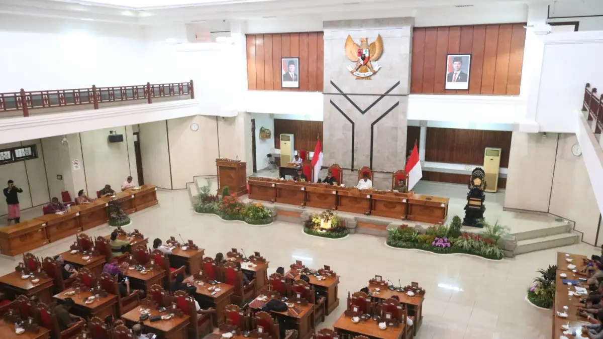 MOLOR: Suasana rapat paripurna DPRD Buleleng pada Kamis (9/7/2026). Rapat sempat molor selama beberapa jam. (Francelino Junior/Radar Buleleng)