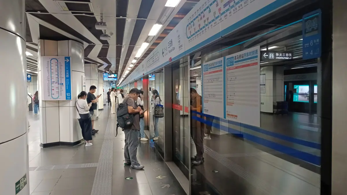 SUBWAY: Suasana subway di Kota Beijing. Transportasi publik ini menjadi salah satu andalan warga di Beijing. (Eka Prasetya/Radar Buleleng)