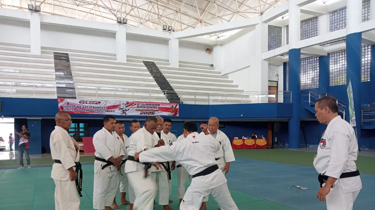 UJIAN TINGKAT: Suasana ujian tingkat para kenshi yang digelar di GOR Undiksha Jinengdalem. Ujian tingkat itu merupakan rangkaian dari Kejurnas yang digelar Federasi Kempo Indonesia. (Francelino Junior/Radar Buleleng)