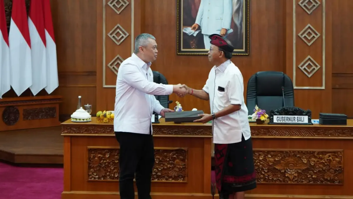 BICARA INFRASTRUKTUR: Gubernur Bali, Wayan Koster saat bertemu dengan Menteri Perhubungan (Menhub) Republik Indonesia, Dudy Purwagandhi (kiri) di Kertha Sabha Denpasar. (Pemprov Bali)